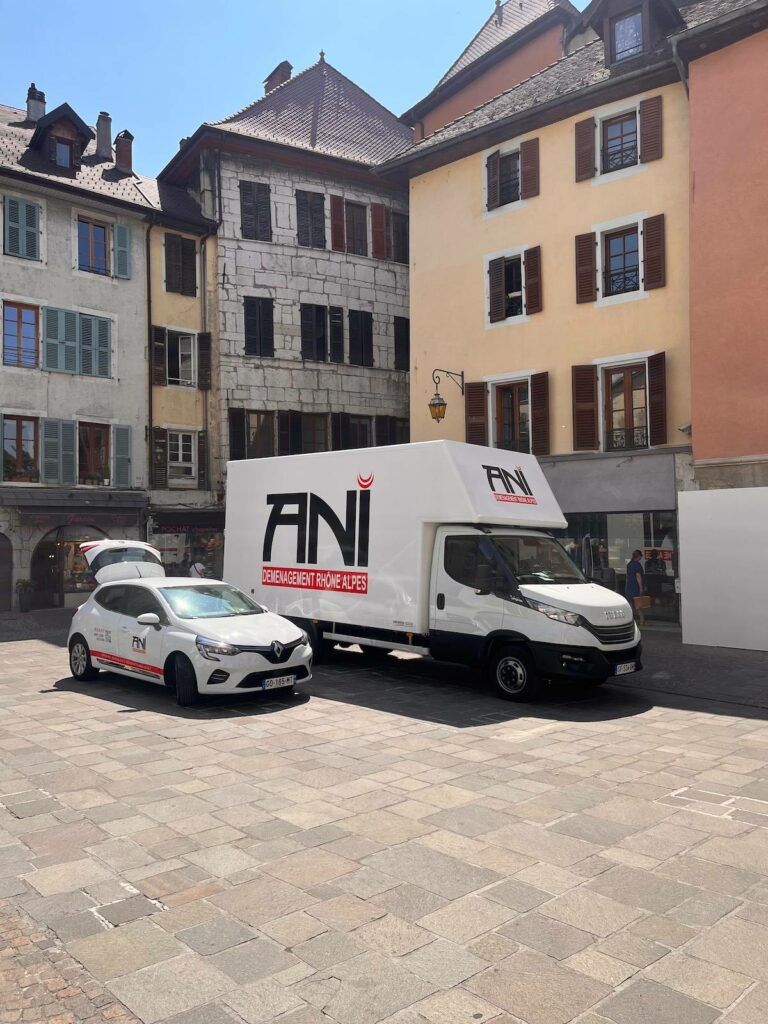 Camion et voiture de déménagement ANI à Annecy
